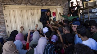 ARCHIVO - Palestinos se amontonan para comprar pan en una panadería de Jan Yunis, Franja de Gaza, el domingo 15 de octubre de 2023. (AP Foto/Fatima Shbair)
