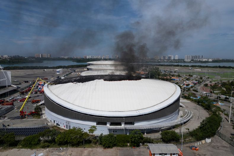 Vista de un incendio en el velódromo del Parque Olímpico de Río de Janeiro, el miércoles 8 de abril de 2026. (Foto AP/Bruna Prado)