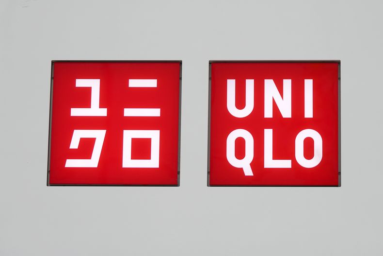 ARCHIVO - El logo del gigante de la industria indumentaria Uniqlo es retratado en Tokio, el jueves 21 de abril de 2022. (AP Foto/Shuji Kajiyama, Archivo)