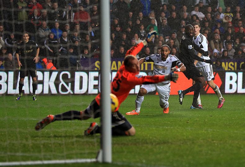 Yaya Toure (segundo a la derecha) anota el segundo gol del Manchester City en el partido ante Swansea en la Liga Premier inglesa el mi&eacute;rcoles 1 de febrero de 2014. (AP Photo/PA, Nick Potts).