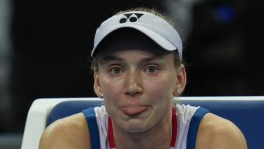 Elena Rybakina durante un descanso en su partido contra Alina Charaeva en el Abierto de China, el sábado 3 de octubre de 2026, en Beijing. (AP Foto/Ng Han Guan)