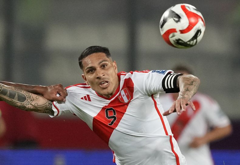 El delantero peruano Paolo Guerrero durante el partido contra Brasil por las eliminatorias del Mundial, el martes 12 de septiembre de 2023, en Lima. (AP Foto/Guadalupe Pardo)