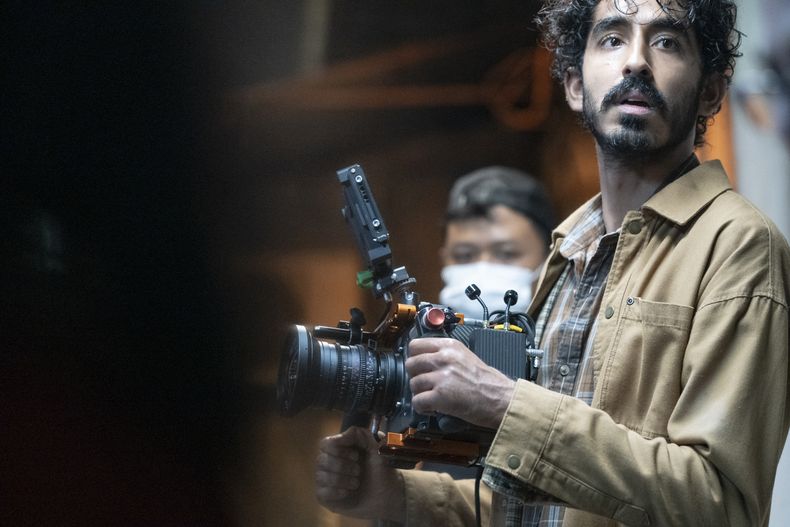 En esta imagen proporcionada por Universal Pictures, Dev Patel en el set de la película Monkey Man. (Universal Pictures via AP)