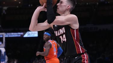 Con 9 triples y 33 puntos de Herro, Heat supera al Thunder