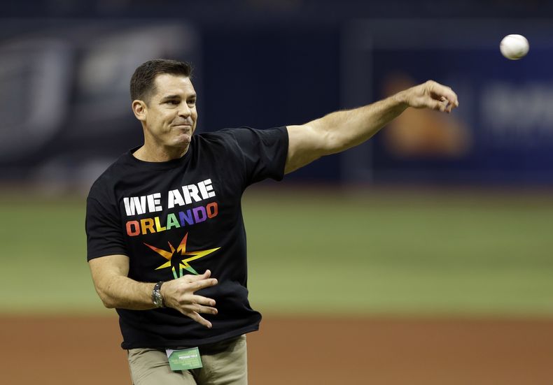 ARCHIVO - Foto del 17 de junio del 2016, el vicepresidente de la MLB Billy Bean lanza una pelota ceremonial en el juego entre los Rays de Tampa Bay y Gigantes de San Francisco. El martes 6 de agosto del 2024, fallece el expelotero que en 1999 se convirtió en el segundo jugador de la MLB en anunciar que es gay. (AP Foto/Chris OMeara, File)