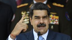 ARCHIVO - En esta fotografía del 12 de marzo de 2020 el presidente venezolano Nicolás Maduro da una conferencia de prensa en el palacio presidencial de Miraflores, en Caracas, Venezuela. (AP Foto/Matias Delacroix, Archivo)
