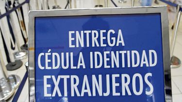 americateve | Peruanos y cubanos lideran ranking de extranjeros nacionalizados en Chile.