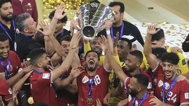 La selección de Qatar celebra la conquista de la Copa Asia tras vencer a Jordania en la final, el sábado 10 de febrero de 2024, en Lusail. (AP Foto/Hussein Sayed)