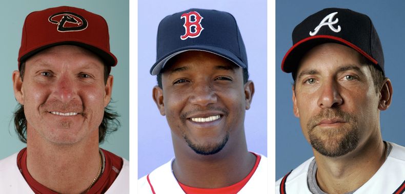 De izq. a der., Randy Johnson (en foto del 2008), Pedro Mart&iacute;nez (2003) y John Smoltz (2008), los tres peloteros con m&aacute;s posibilidades de ser elevados al Sal&oacute;n de la Fama del b&eacute;isbol al ser considerados este a&ntilde;o por prim
