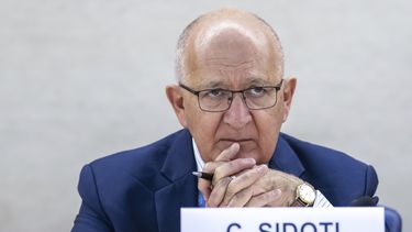 ARCHIVO - Chris Sidoti, miembro de una comisión de Naciones Unidas, durante la 56ta sesión del Consejo de Derechos Humanos en la sede europea de la ONU en Ginebra, Suiza, el miércoles 19 de junio de 2024. (Martial Trezzini/Keystone vía AP, Archivo)