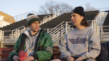 Pete Davidson, izquierda, y Paul Dano en una escena de Dumb Money en una imagen proporcionada por Sony Pictures. (Claire Folger/Sony Pictures vía AP)