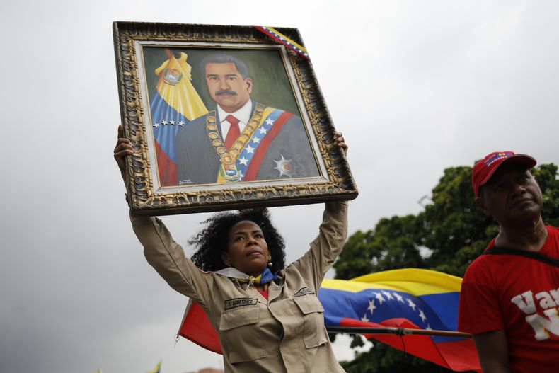 ARCHIVO - Un miembro de la milicia bolivariana con un retrato pintado del presidente Nicolás Maduro en un acto de celebración por su reelección el pasado 28 de julio, en Caracas, Venezuela, el 28 de septiembre de 2024. (AP Foto/Cristian Hernández, Archivo)