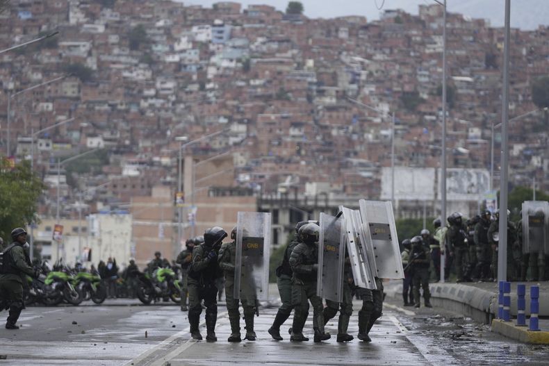 La Guardia Nacional dispersa a los manifestantes el día después de las elecciones presidenciales en Caracas, Venezuela, el lunes 29 de julio de 2024. (AP Foto/Fernando Vergara)