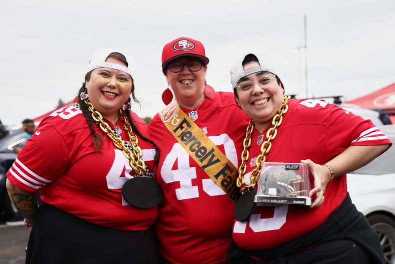 ARCHIVO - Un grupo de fanáticas participa en las reuniones en el estacionamiento del Levis Satdium, antes del partido entre los 49ers de San Francisco y los Jaguars de Jacksonville, el domingo 28 de septiembre de 2025 (AP Foto/Kelley L. Cox, File)