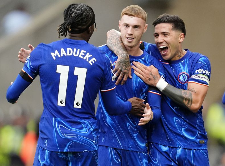 Cole Palmer (centro) celebra su gol para Chelsea junto a sus compañeros Noni Madueke (izquierda) y Enzo Fernández en la victoria 6-2 ante Wolverhampton en la Liga Premier, el domingo 25 de agosto de 2024. (Nick Potts/PA vía AP)