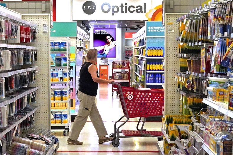 Un cliente camina por los pasillos de un Target en Upper Saint Clair, Pennsylvania, el 7 de julio de 2023. (AP Foto/Gene J. Puskar)
