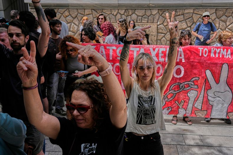 Manifestantes corean consignas pro-palestinas frente al Ministerio de Asuntos Exteriores de Grecia después de que la marina israelí interceptó una flotilla activista en aguas frente a Chipre, en Atenas, el martes 19 de mayo de 2026. (Foto AP/Thanassis Stavrakis)