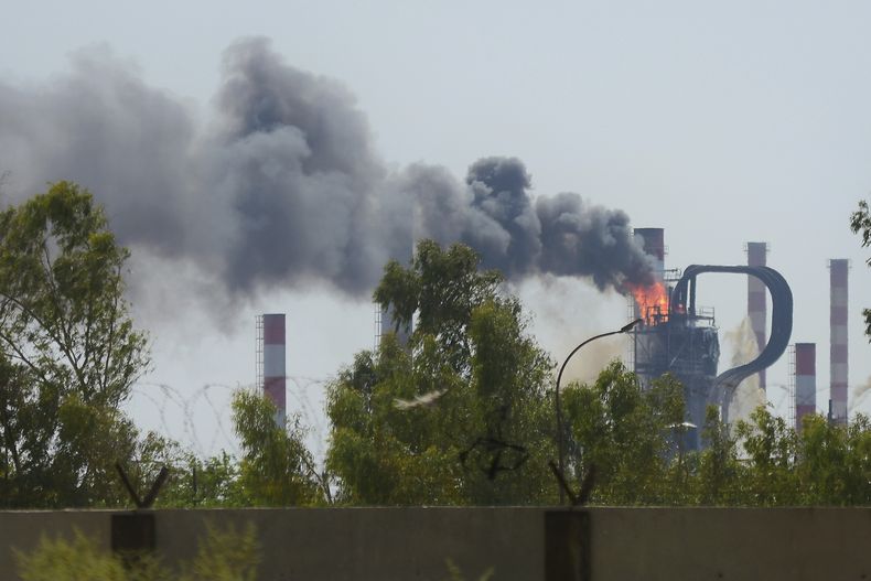 Humo y llamas salen de una unidad en la refinería de pretróleo de Abadan en el suroeste de Irán, el sábado 19 de julio de 2025. (AP Foto/Farid Hamoudi/Fars News Agency)