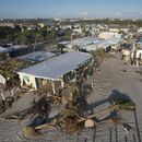 Daños tras el paso del huracán Milton en una comunidad de casas rodantes en Manasota Key, en Englewood, Florida, el domingo 13 de octubre de 2024. (AP Foto/Rebecca Blackwell)