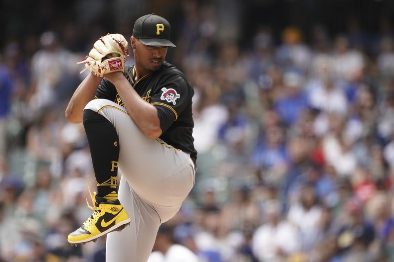 Johan Oviedo de los Piratas de Pittsburgh lanza durante la primera entrada del juego ante los Cerveceros en Milwaukee. (AP Foto/Aaron Gash)