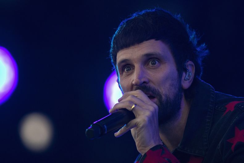 Sergio Pizzorno, vocalista de la banda británica Kasabian, durante su concierto en el festival Corona Capital en la Ciudad de México, el sábado 18 de noviembre de 2023. (Foto AP/Alejandro Godínez)