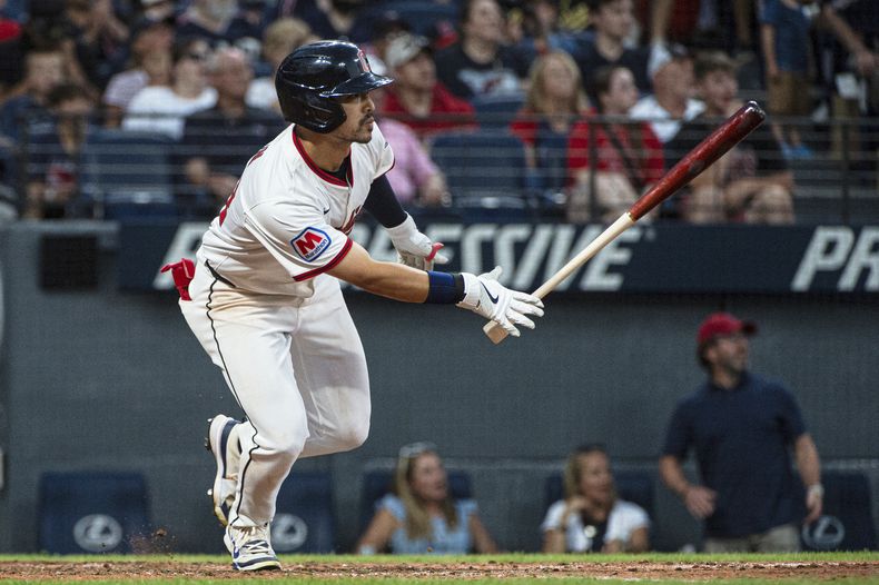 Steven Kwan, de los Guardianes de Cleveland, observa su sencillo productor de la carrera decisiva frente al relevista de los Orioles de Baltimore Colin Selby durante la octava entrada del juego de béisbol de Grandes Ligas, el miércoles 23 de julio de 2025, en Cleveland. (AP Foto/Phil Long)