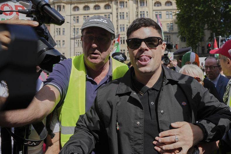 Naoise O Cairellain, miembro de la banda irlandesa Kneecap, llega al Tribunal de Magistrados de Westminster en Londres, el miércoles 18 de junio de 2025, para apoyar a su compañero de banda Liam Óg Ó hAnnaidh, quien está acusado de un delito de terrorismo relacionado con exhibir una bandera en apoyo de Hezbollah durante una actuación con la banda en noviembre de 2024. (Foto AP/Kin Cheung)