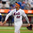 El dominicano Juan Soto y su compañero de los Mets de Nueva York Tyrone Taylor celebran tras vencer a los Reales de Kansas City el jueves 9 de julio del 2026. (AP Foto/Seth Wenig)