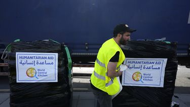 ARCHIVO - Un miembro de World Central Kitchen prepara la ayuda humanitaria para su transporte al puerto de Larnaca desde donde será enviada a Gaza, en un almacén cerca de Larnaca, Chipre, el 13 de marzo de 2024. (AP Foto/Petros Karadjias, Archivo)