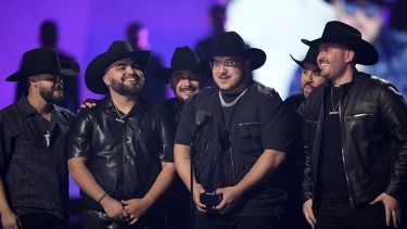Grupo Frontera recibe el premio a mejor canción regional mexicana por No se va (en vivo) en los Latin American Music Awards el jueves 20 de abril de 2023 en la arena MGM Grand Garden en Las Vegas. (Foto AP/John Locher)