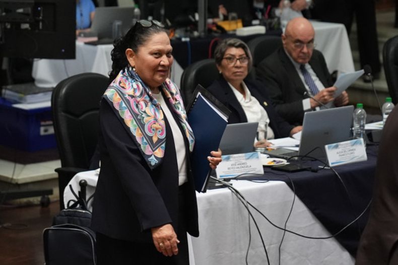 La fiscal general Consuelo Porras comparece ante la comisión que revisa su candidatura para un tercer mandato de cuatro años en Ciudad de Guatemala, el jueves 9 de abril de 2026. (Foto AP/Moisés Castillo)