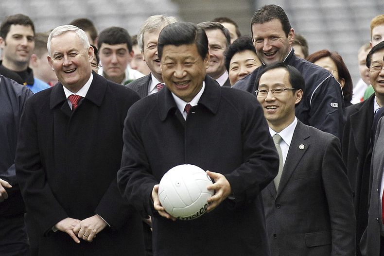 El entonces vicepresidente Xi Jinping de China en un evento en el Croke Park Stadium de Irlanda el 19 de febrero del 2012. (AP foto/Peter Morrison)