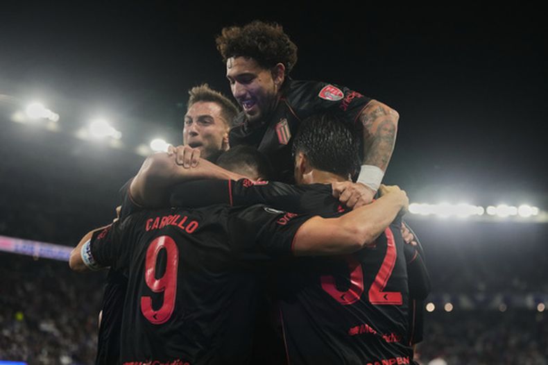 Guido Carrillo, de Estudiantes de Argentina, es felicitado por sus compañeros tras marcar ante Universidad Católica de Chile en un duelo de la Copa Libertadores, el jueves 11 de febrero de 2021 (AP Foto/Esteban Félix)