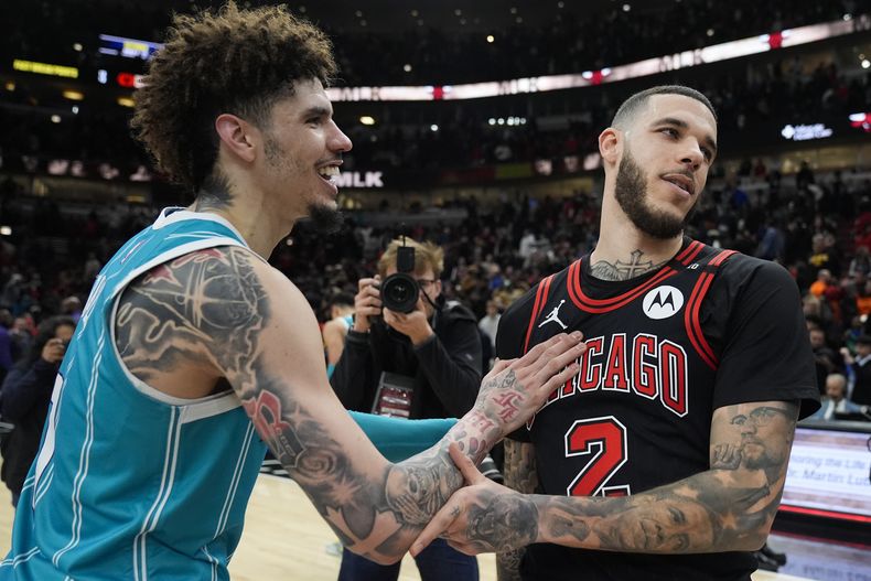 LaMelo Ball, de los Hornets de Charlotte, saluda a su hermano Lonzo Ball, de los Bulls de Chicago, tras el encuentro del viernes 17 de enero de 2025 (AP Foto/Erin Hooley)