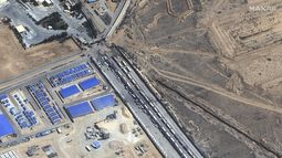 Esta imagen facilitada por Maxar Technologies muestra camiones de ayuda esperando en el lado egipcio del paso fronterizo de Rafah el viernes 20 de octubre de 2023. (Satellite image ©2023 Maxar Technologies via AP)