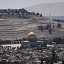 Una vista de la Ciudad Antigua de Jerusalén, con el santuario de la Cúpula de la Roca en el complejo de la mezquita de Al-Aqsa, cerrado a los fieles después de que el Mando del Frente Interior de Israel prohibiera las reuniones públicas tras un ataque militar israelí contra Irán, viernes 13 de junio de 2025. (AP Foto/Ohad Zwigenberg)