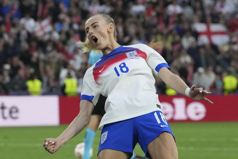 La inglesa Chloe Kelly tras anotar el penal decisivo para vencer a España en la final de la Eurocopa femenina, el domingo 27 de julio de 2025, en Basilea, Suiza. (AP Foto/Martin Meissner)