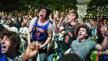 Fanáticos de los Knicks de Nueva York celebran en un watch party durante el tercer juego de las Finales de la NBA entre los Knicks y los Spurs de San Antonio, el lunes 8 de junio de 2026, en Nueva York. (AP Foto/Ryan Murphy)