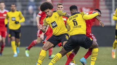 Dortmund vence 3-0 a Unión Berlín y se acerca al Bayern