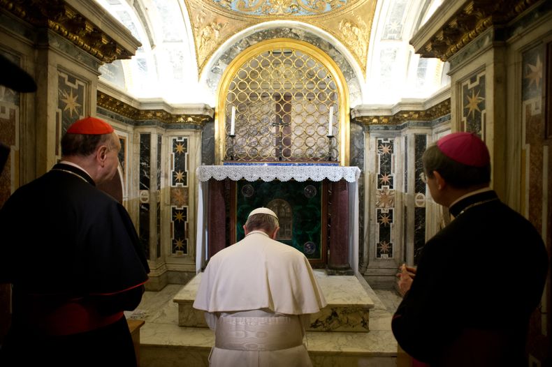 Esta fotograf&iacute;a del 1 de abril del 2013 difundida por el diario vaticano LOsservatore Romano muestra al papa Francisco frente a la tumba de San Pedro en la necr&oacute;polis bajo la Bas&iacute;lica de San Pedro, en el Vaticano. (Foto AP/LOsservat