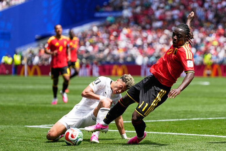 El belga Jeremy Doku (primer plano) pugna el balón con el egipcio Emam Ashour em el partido por el Grupo G del Mundial, el lunes 15 de junio de 2026. en Seattle. (AP Foto/Lindsey Wasson)