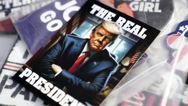Mercancía con la imagen del expresidente Donald Trump a la venta antes de un mitin en el Centro de Eventos Terrace View, el viernes 5 de enero de 2024, en Sioux Center, Iowa. (AP Foto/Andrew Harnik)
