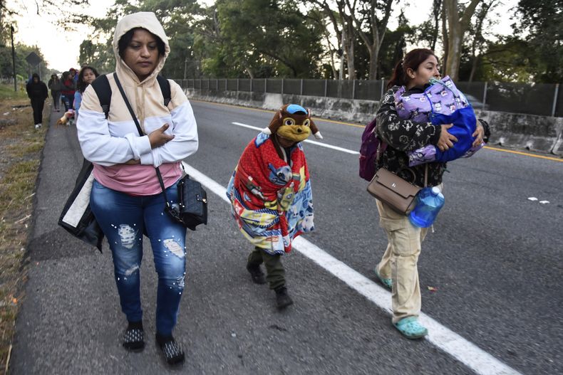 ARCHIVO - Un grupo de migrantes camina a través de Tapachula, en el estado mexicano de Chiapas, en un intento por llegar a la frontera de Estados Unidos, el 20 de enero de 2025, el día de la investidura del presidente estadounidense Donald Trump. (AP Foto/Edgar H. Clemente, archivo)