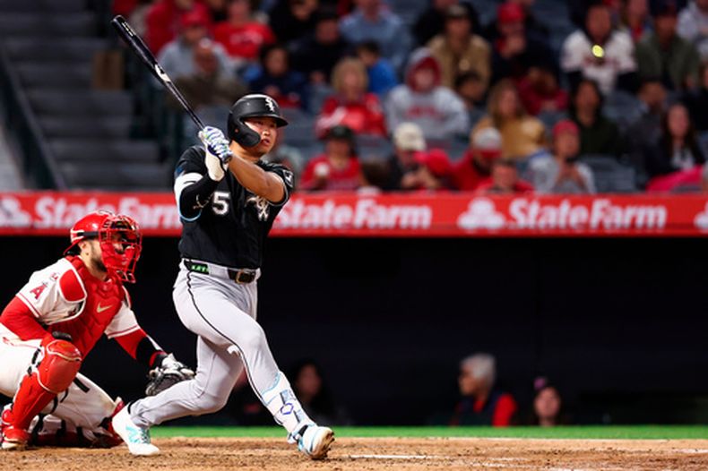 Munetaka Murakami (5), de los Medias Blancas de Chicago, sigue el recorrido de la pelota después de batear un doble durante la sexta entrada del juego de béisbol de Grandes Ligas contra los Angelinos de Los Ángeles, el lunes 4 de mayo de 2026, en Anaheim, California. (AP Foto/Jessie Alcheh)