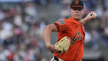 Kyle Harrison, de los Gigantes de San Francisco, lanza frente a los Mellizos de Minnesota el viernes 12 de julio de 2204 (AP Foto/Godofredo A. Vásquez)