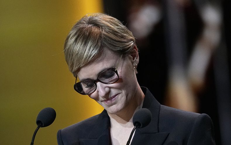 La actriz francesa Judith Godrèche habla en la 49a edición de los Premios Cesar en París, el viernes 23 de febrero de 2024. Godrèche pidió a la industria cinematográfica francesa que enfrente la verdad sobre la violencia sexual y el abuso físico. (Foto AP/Michel Euler)