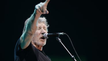 ARCHIVO - Roger Waters durante un concierto en Assago el miércoles 18 de abril de 2018, cerca de Milán, Italia. (AP Foto/Luca Bruno, Archivo)