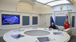 El presidente ruso Vladimir Putin dirige un simulacro de fuerzas nucleares por videoconferencia en el Centro de Situaciones en el Kremlin en Moscú el 22 de octubre del 2025. (Alexander Kazakov, Sputnik, Kremlin Pool Photo via AP)