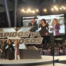 La actriz Michelle Rodríguez entre los anfitriones de la alfombra roja de la película Fast X (“Rápidos y Furiosos X” ) en la Ciudad de México el lunes 15 de mayo de 2023. (Foto AP/Berenice Bautista)