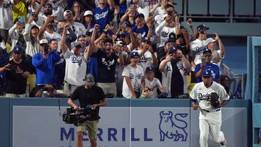 El relevista Edwin Díaz, de los Dodgers de Los Ángeles, entra para un salvamento contra los Marineros de Seattle, el miércoles 29 de julio de 2026, en Los Ángeles. (AP Foto/Scott Strazzante)